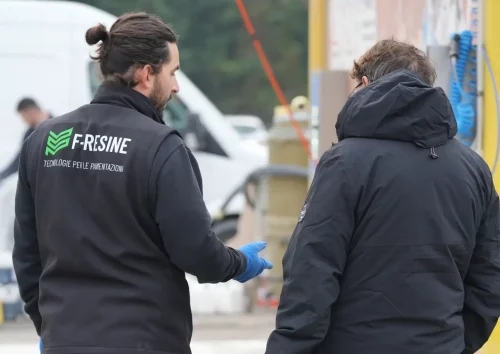 Nella seguente immagine c'è il titolare dell'azienda "F-resine" che parla con il cliente riguardo al pavimento in resina durante il sopralluogo. Pavimenti e rivestimenti in resina.